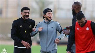 مدافع جيونبك هيونداي الكوري يؤازر لاعبي النصر قبل مواجهة الهلال 