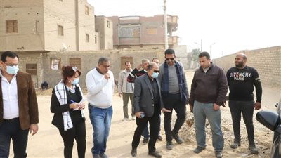 رئيس مياه أسيوط يتابع أعمال توصيل الخدمات بالقرية النموذجية 