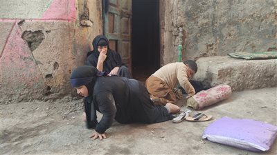 بعد استجابة وزيرة التضامن لـ القاهرة 24.. أسرة المنوفية تتسلم ماكينة خياطة وكراسي متحركة | صور