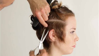 حكم استعانة المرأة بأخرى لإزالة الشعر غير المرغوب فيه