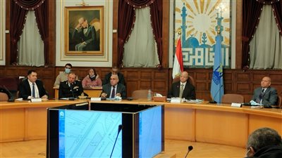 محافظ القاهرة يوجه بحصر جميع المواقف الرسمية والعشوائية لتطويرها