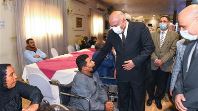 محافظ قنا يسلم 120 جهازا تعويضيا لذوي الهمم في الاحتفال بيومهم العالمي