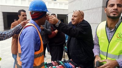 القوى العاملة وصناع الخير يوزعان نظارات طبية على العمالة غير المنتظمة بالعلمين الجديدة 