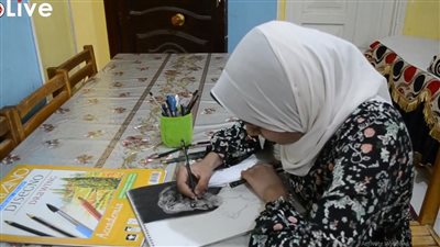 موهبة فنية فريدة اسمها فاطمة: أعشق الرسم وحلمي أهدي الرئيس لوحتي في منتدى الشباب