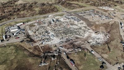 حاكم كنتاكي يتراجع عن عدد الوفيات المعلن نتيجة الإعصار المدمر