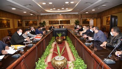 محافظ الغربية يناقش الموقف التنفيذي لمشروعات الرصف الجارية بطنطا وكفر الزيات