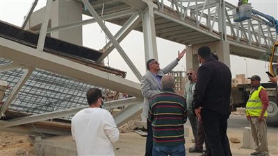 رئيس جهاز مدينة أكتوبر يتفقد حادثة تصادم سيارة بطريق الواحات