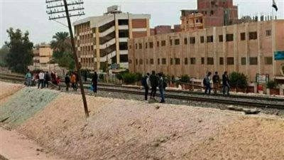 أهالي بركة السبع يطالبون بكوبري علوي بعد وفاة طالبة ثانوي أسفل عجلات قطار القاهرة الإسكندرية 