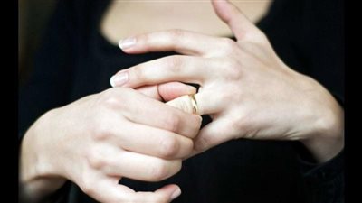 الزوج والنخوة غايبين والشيطان حاضر.. زوجة في دعوى خلع: حمايا استغل سفر ابنه واتحرش بيا 