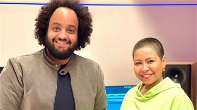 بـ اللوك الجديد.. شيرين داخل الاستوديو استعدادًا لطرح أغنية جديدة | صورة