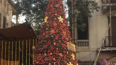 أكبر شجرة كريسماس تزين شوارع شبرا.. وهذه أسعار الزينة والهدايا | لايف