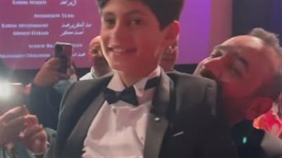 مخرج فيلم برا المنهج لـ عمر شريف: متخليش الشهرة المبكرة تسرق طفولتك