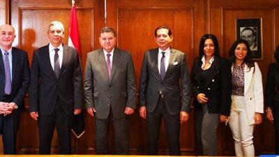 لتصنيع خامات الأدوية.. قطاع الأعمال توقع مذكرة تفاهم مع شركات مصرية وهندية