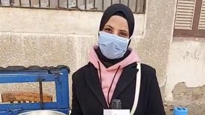 بائعة سمك ببورسعيد تكافح بعد إصابة زوجها في حادث: نفسي أخلف وأروح عمرة