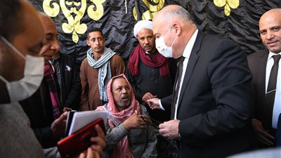 تنفيذًا لتوجيهات السيسي.. محافظ قنا يزور أسرة شهيد لقمة العيش ويوفر دعمًا لها