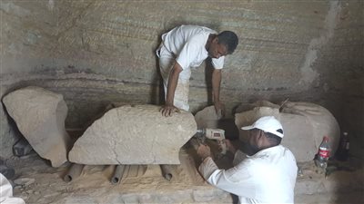 رئيس آثار مصر العليا: فريق من المرممين يعيد إظهار النقوش والألوان بمقابر النبلاء بأسوان