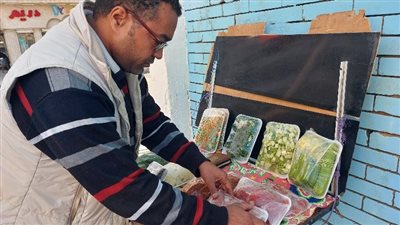 شاب يبيع الخضروات بشارع بورفؤاد: نفسي في محل بالسوق | صور وفيديو