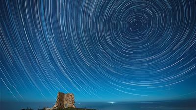 البحوث الفلكية: زخات شهب الرباعيات تنير سماء مصر اليوم وغدًا 