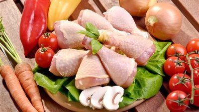 الطماطم بـ3.5 جنيه للكيلو والفراخ البيضاء بـ32.. استقرار أسعار الخضراوات والدواجن بالأسواق