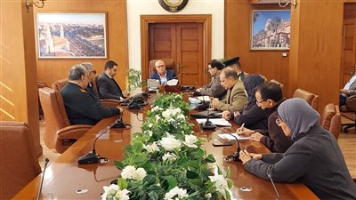 محافظ بورسعيد يتابع سير عمل إنشاء مركز تراخيص المحال التجارية الجديد بحي المناخ