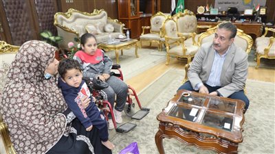 محافظ المنوفية: مساعدات لـ3 أطفال مصابين بضمور العضلات
