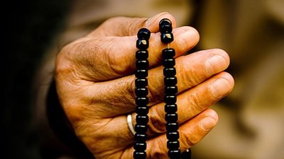 فضل الاستغفار بعد الصلاة.. بكل كَلمة شجرة في الجنة