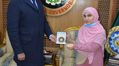 محافظ الدقهلية يكرم طالبة لتسميعها القرآن الكريم كاملا في جلسة استمرت 10 ساعات │ صور