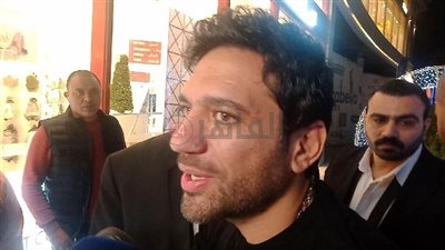 حسن الرداد يخرج من حالة الحداد ويحضر العرض الخاص لفيلم برا المنهج 