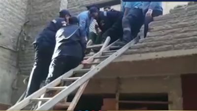 لحظة إنقاذ مسن وابنته بعد انهيار منزلهما بسوهاج | فيديو 