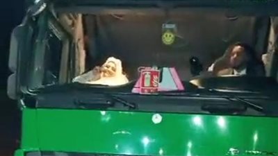 الكوشة في التريلا.. زفة عروسين داخل كابينة سيارة نقل بالأقصر | فيديو 