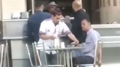 عامل بمحل كشري في شبرا الخيمة يساعد شابًا من ذوي الاحتياجات لتناول الطعام | فيديوجراف