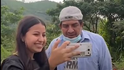 الأحق بالتكريم.. فتاة تركت حفل تخرجها وتفاجئ والدها أثناء عمله بالنظافة | فيديو جراف 