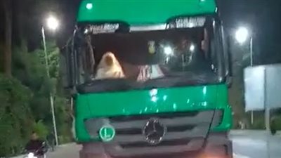 الكوشة في التريلا.. زفة عروسين داخل سيارة نقل بالأقصر | فيديو جراف 