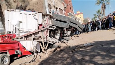 انقلاب مقطورة زلط فوق سيارة نصف نقل بالشرقية | صور