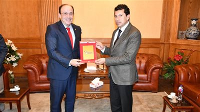 وزير الرياضة يلتقي رئيس الاتحاد الإفريقي للرجبي