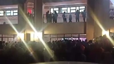 بسبب عطل في السيستم.. مشادات وتكدس بين متلقي اللقاح بأكاديمية الفنون بالهرم | بث مباشر