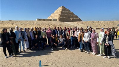 زاهي حواس يستقبل وفد طلاب كلية السياحة والفنادق بجامعة المنصورة لزيارة آثار سقارة