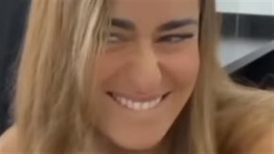 أمينة خليل تقص شعرها بيدها.. والجمهور: اللي قادرة على التحدي | فيديو