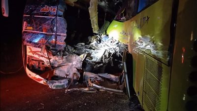 مصرع اثنين وإصابة 48 شخصًا في حادث تصادم حافلتين بأسوان