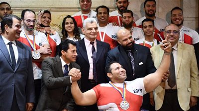 وزير الرياضة يكرم منتخبات مصر للقوة البدنية ومصارعة الذراعين