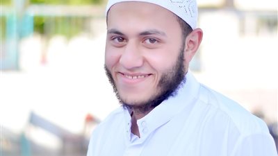 شاب يسمّع القرآن كاملًا في أقل من 6 ساعات غيبا ودون تجويد.. وشيخه: ليس سهلًا