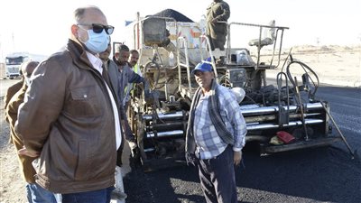 محافظ أسيوط يتفقد أعمال رصف طريق جحدم الصحراوي لمتابعة سير التنفيذ