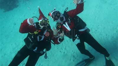 بابا نويل يغوص مع السائحين في الغردقة | صور