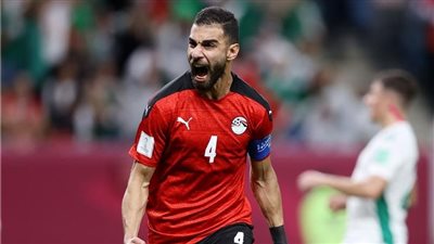 لاعب المنتخب القطري يحصل على قميص السولية بين شوطي المباراة