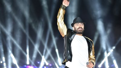 رد على هاتف أحد الجمهور ولافتات بمطالب خاصة.. لقطات من حفل تامر حسني في المنارة