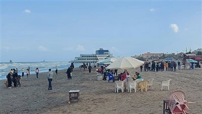 بالملابس الشتوية.. إقبال المواطنين على شاطئ بورسعيد في العطلة الأسبوعية 