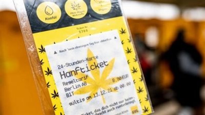 لتخفيف ضغط السفر.. شركة نقل تبتكر تذكرة مترو بطعم الحشيش في برلين | فيديو جراف