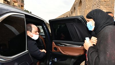 السيسي يتفقد مشروعات تطوير القاهرة الكبرى ويستمع إلى طلبات المواطنين