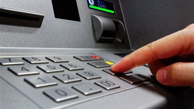 تعرف على رسوم السحب والاستعلام عن الرصيد عبر ماكينات الـATM في 2022
