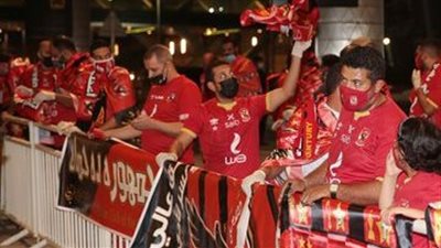 الجماهير المصرية تتوافد على مطار حمد لاستقبال بعثة الأهلي في قطر